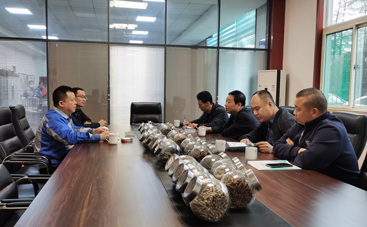 與集團(tuán)總經(jīng)理孫寧波及部門負(fù)責(zé)人座談，就項(xiàng)目建設(shè)、環(huán)境影響、補(bǔ)貼政策等內(nèi)容進(jìn)行了探討交流