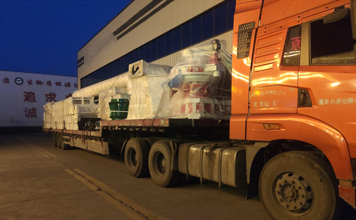 紅色鋸末顆粒機(jī)生產(chǎn)線披星戴月的發(fā)貨 紅色鋸末顆粒機(jī)生產(chǎn)線披星戴月的發(fā)貨