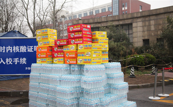 2月25日，山東金格瑞機械有限公司派代表來到齊魯師范學院捐贈防疫物資，保障校園防疫物品備足備齊，助力學校的疫情防控工作。