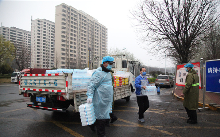 2月25日，山東金格瑞機械有限公司派代表來到齊魯師范學院捐贈防疫物資，保障校園防疫物品備足備齊，助力學校的疫情防控工作。