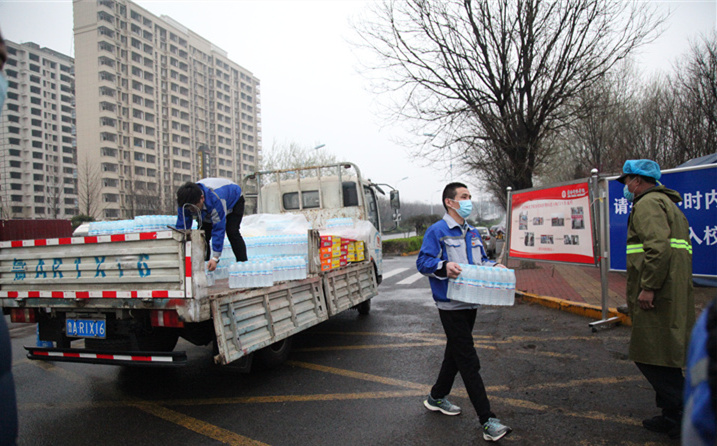 2月25日，山東金格瑞機械有限公司派代表來到齊魯師范學院捐贈防疫物資，保障校園防疫物品備足備齊，助力學校的疫情防控工作。