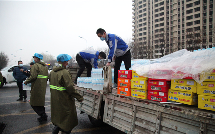 2月25日，山東金格瑞機械有限公司派代表來到齊魯師范學院捐贈防疫物資，保障校園防疫物品備足備齊，助力學校的疫情防控工作。