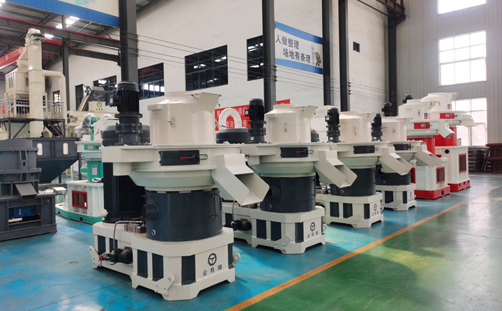 山東金格瑞顆粒機廠家負責免費提供制粒生產(chǎn)線方案，為每一位客戶進行試機；產(chǎn)品使用中，我們給客戶提供“保姆式”服務(wù)，定期進行電話回訪，定期進行現(xiàn)場專訪；讓您在產(chǎn)品使用過程中，放心、安心、舒心