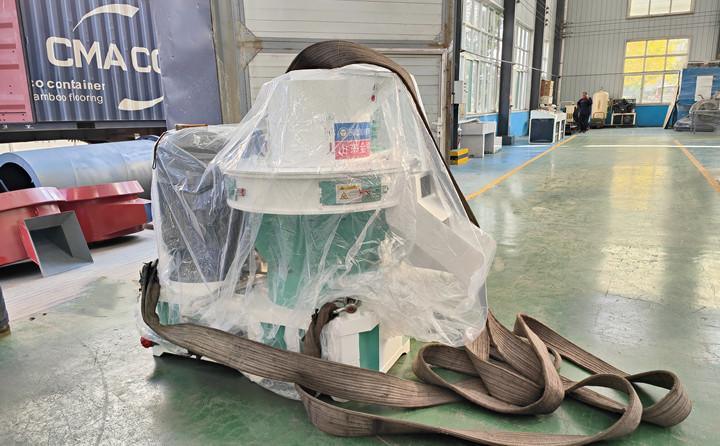 顆粒機(jī)單機(jī)時(shí)產(chǎn)量可以達(dá)到0.7-1噸，一天按照10小時(shí)計(jì)算，可以產(chǎn)出7-10噸成品顆粒，按照1噸顆粒最低100元錢利潤來計(jì)算，一天的利潤可以達(dá)到700-1000元。